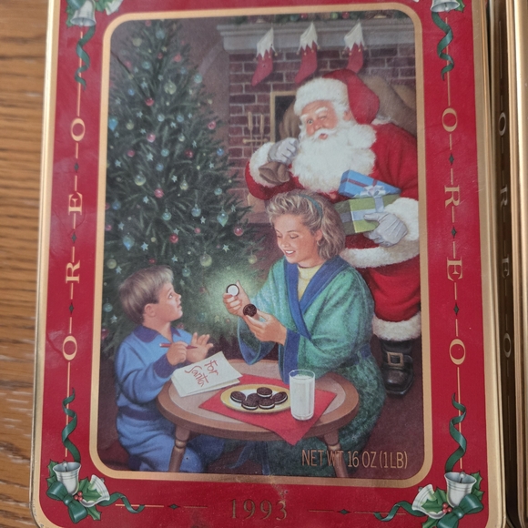 Unlock the Magic Holiday Oreo Tin Set - Picture 2 of 8